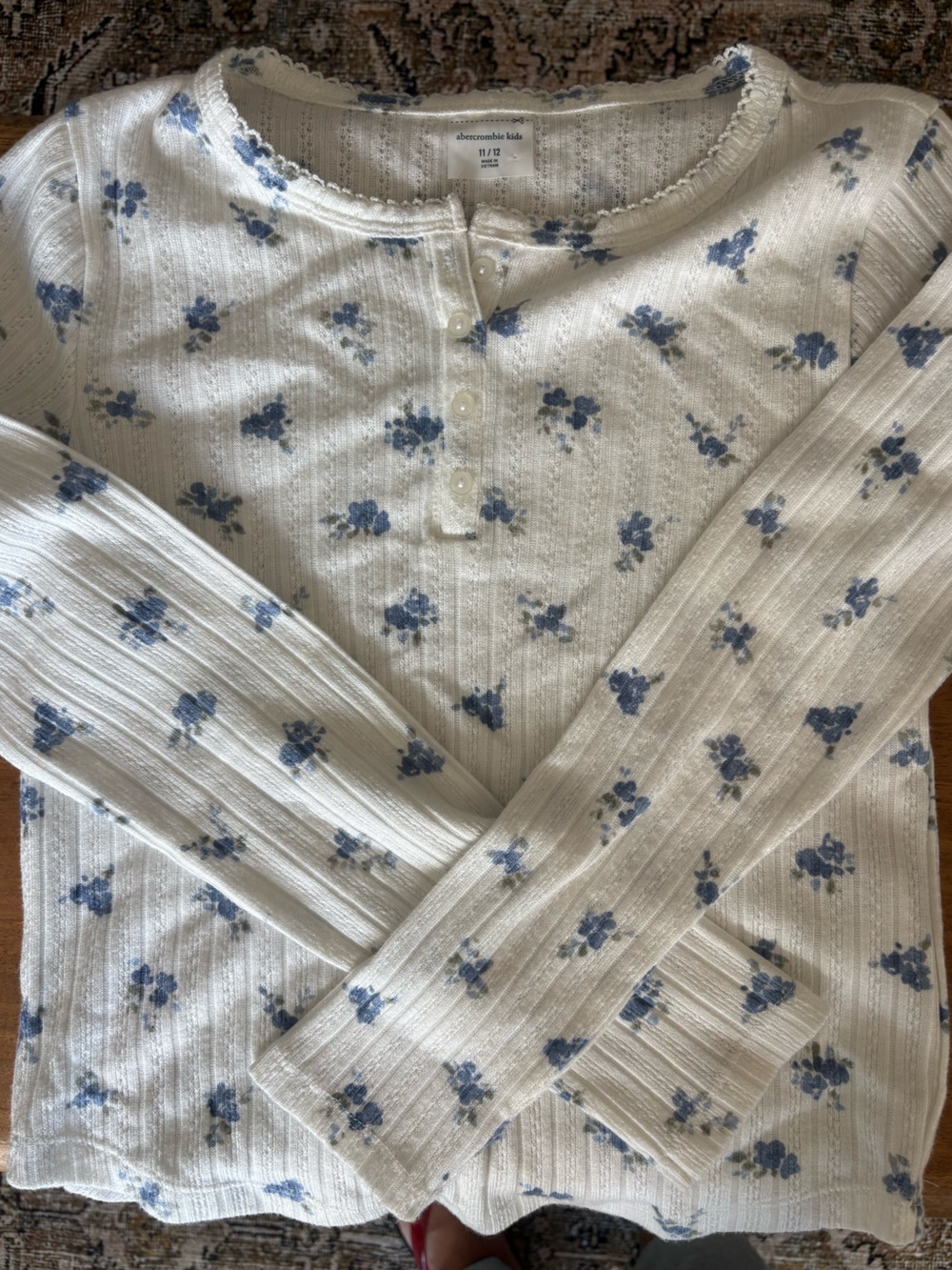 abercrombie kids White Long Sleeve Tee with Blue Floral Motif size 11/12